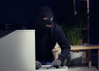 Šok v Spodnji Idriji: Vlomilec odnesel sef z nevarno vsebino