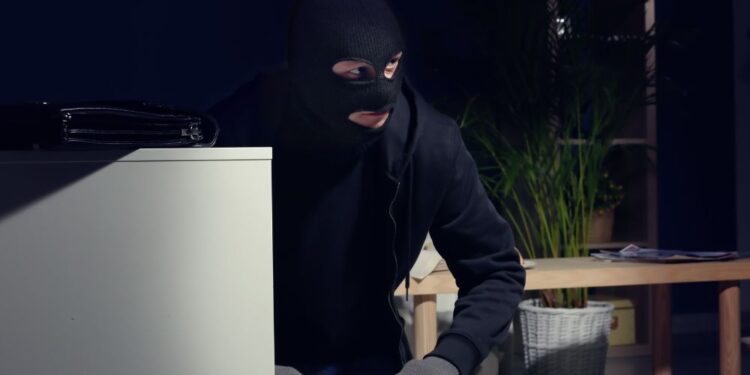 Šok v Spodnji Idriji: Vlomilec odnesel sef z nevarno vsebino