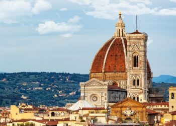 17-letnik splezal na streho firenške katedrale za drzni selfie