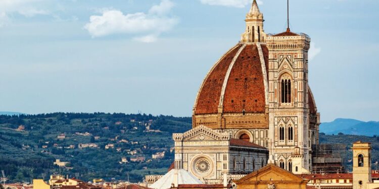 17-letnik splezal na streho firenške katedrale za drzni selfie