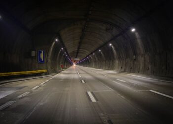 Pijan voznik in neodgovorna voznica povzročila kaos v predoru Markovec