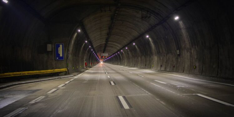Pijan voznik in neodgovorna voznica povzročila kaos v predoru Markovec