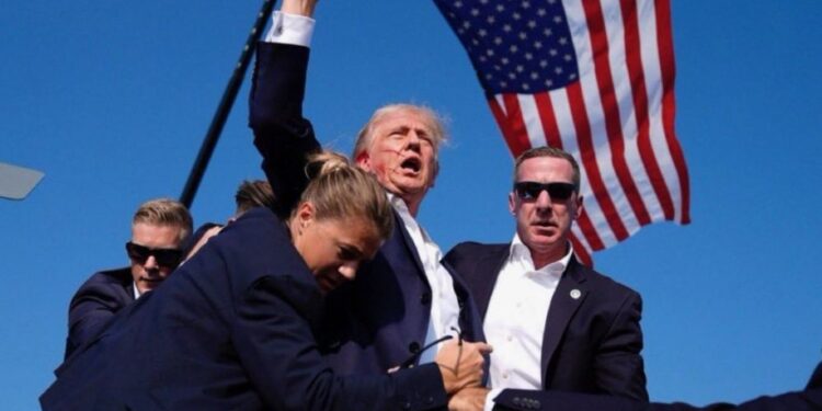 Streljanje med Trumpovim govorom: Trumpa odpeljali okrvavljenega