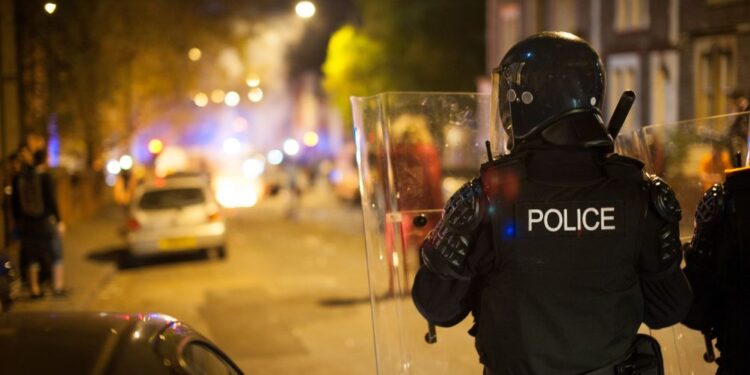 Napadalec z nožem v Parizu ranil policista: Policisti ga ustrelili