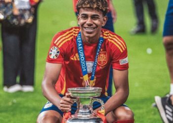 Poglejte, s čim je mladi zvezdnik Barcelone Lamine Yamal presenetil svojo družino!