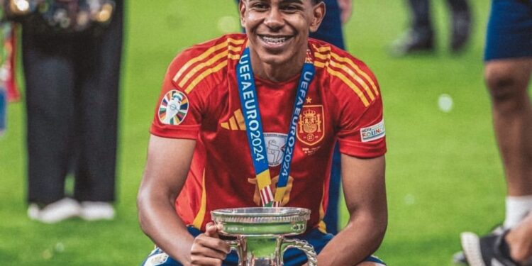 Poglejte, s čim je mladi zvezdnik Barcelone Lamine Yamal presenetil svojo družino!