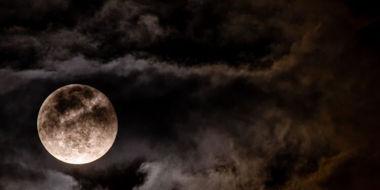 Kaj prinaša druga polna Luna v Kozorogu v letu 2024?