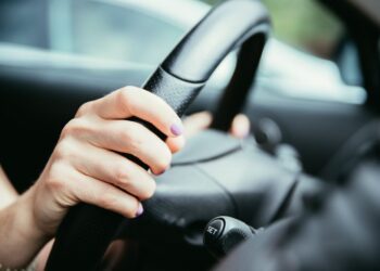 Avstrija v šoku: 10-letnica za volanom hudo poškodovana po trku v hišo