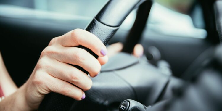 Avstrija v šoku: 10-letnica za volanom hudo poškodovana po trku v hišo