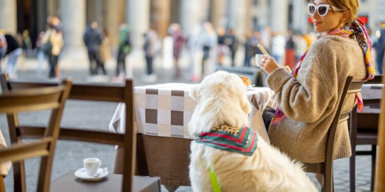 Gostje v šoku: Ob kavi plačal še za prisotnost psa!