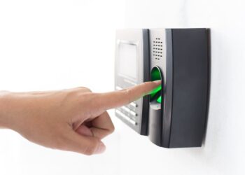 Prizanesljivi inšpektorji z le 22 globami: Ali novi zakon o evidentiranju delovnega časa deluje?