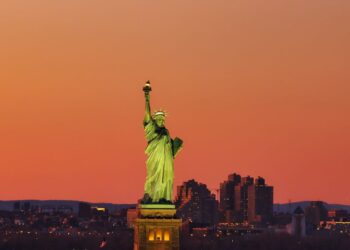 Meteor nad New Yorkom: Tresljaji in glasni zvoki pretresli mesto