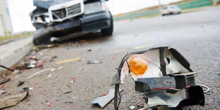 Prometna nesreča pri brniškem letališču: Dve vozili udeleženi, cesta zaprta!