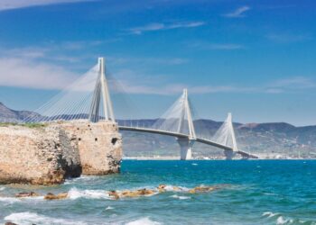 Zaradi požara v grškem Patrasu evakuirali bolnišnico in naselja