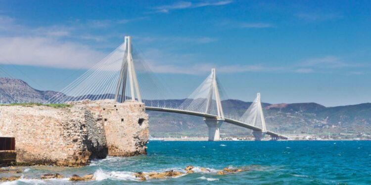 Zaradi požara v grškem Patrasu evakuirali bolnišnico in naselja