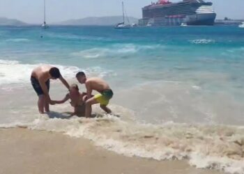 Nenaden val na Mykonosu pokosil kopalce: Kapitana ladje aretirali (VIDEO)