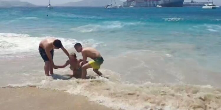 Nenaden val na Mykonosu pokosil kopalce: Kapitana ladje aretirali (VIDEO)