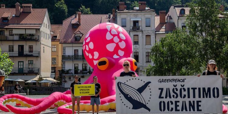 Ljubljana: Greenpeace s hobotnico opozarja na nujnost zaščite oceanov (FOTO)