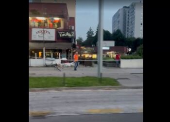 Nesreča v Ljubljani: Avto zapeljal v gostinski lokal, ena oseba lažje poškodovana (FOTO)