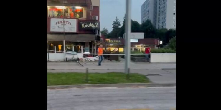 Nesreča v Ljubljani: Avto zapeljal v gostinski lokal, ena oseba lažje poškodovana (FOTO)