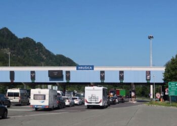 Predor Karavanke zaprt v obe smeri zaradi prometne nesreče