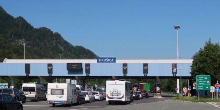 Predor Karavanke zaprt v obe smeri zaradi prometne nesreče