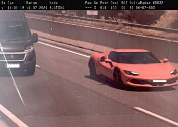 Dva huda kršitelja na avtocesti: Ferrarijev voznik drvel z 226 km/h, motorist pijan vozil 164 km/h (FOTO)