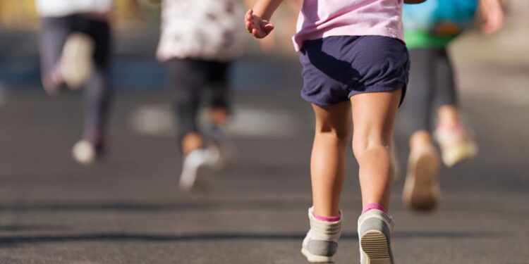 Otroka ušla iz vrtca v Mariboru: Starši ju našli kilometre stran