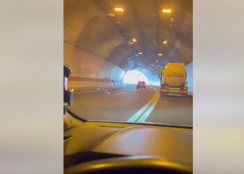 Prehitevanje v predoru: Voznik prevozil dve polni črti in vozil v nasprotno smer (VIDEO)