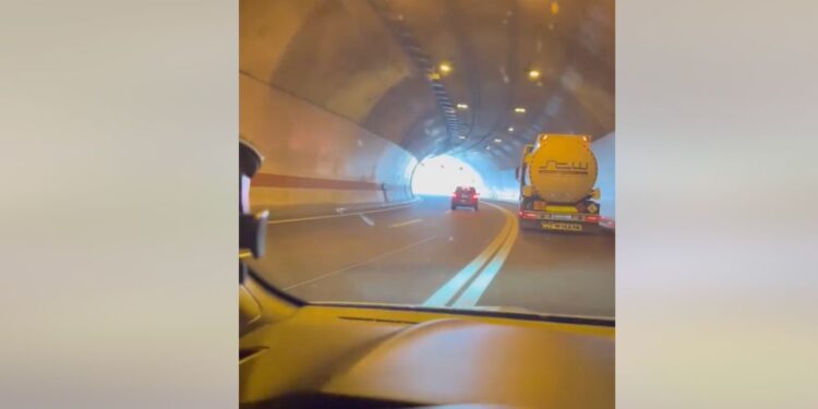 Prehitevanje v predoru: Voznik prevozil dve polni črti in vozil v nasprotno smer (VIDEO)