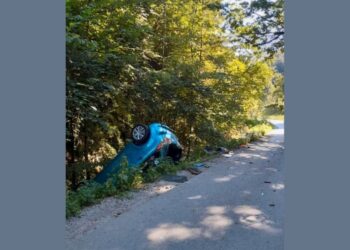 Prometna nesreča v Sevnici: 24-letnica izgubila nadzor in se prevrnila (FOTO)