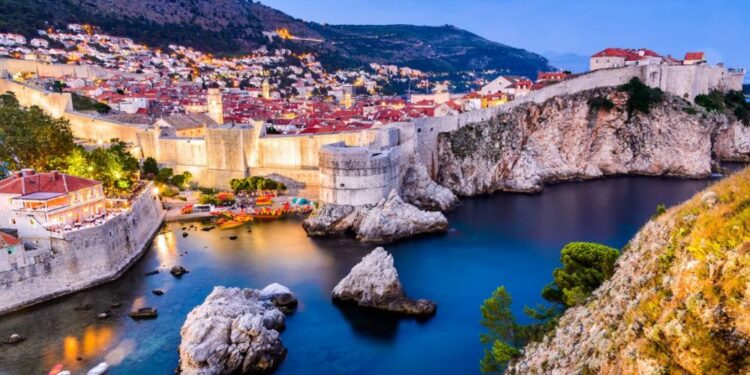 Visoke cene na Hrvaškem: Sladoledna kupa 17 evrov, ležalnik 30 evrov