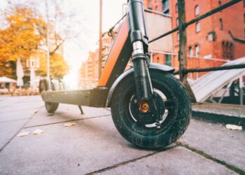 Na območju Most in BTC-ja, mlajši moški z e-skirojem izpeljal dva nasilna ropa