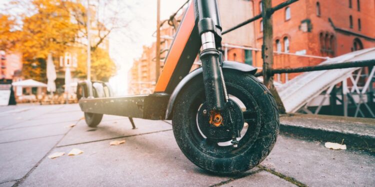 Na območju Most in BTC-ja, mlajši moški z e-skirojem izpeljal dva nasilna ropa