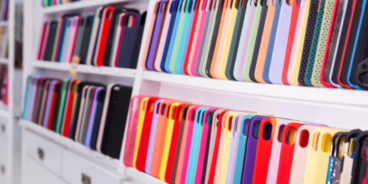 Drzna tatvina v Mariboru: Tatovi iz trgovine odnesli telefone v vrednosti 23.000 evrov