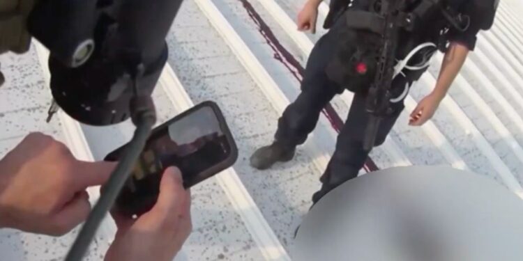 Nov posnetek razkriva trenutke po poskusu atentata na Trumpa (VIDEO)