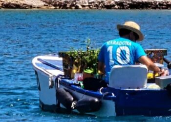 Plavajoči barman v Dalmaciji: Inšpekcija ustavila prodajo koktajlov