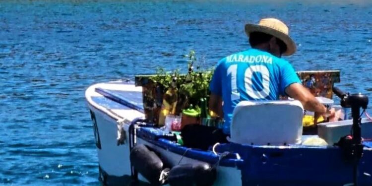 Plavajoči barman v Dalmaciji: Inšpekcija ustavila prodajo koktajlov