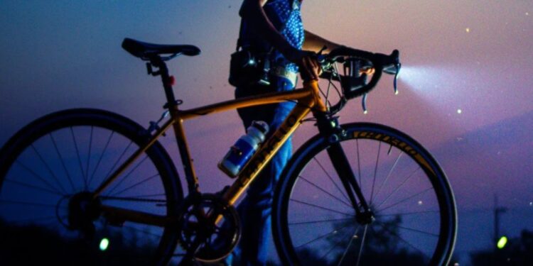 Zamaskiran ropar oropal bencinsko črpalko v Domžalah in pobegnil s kolesom