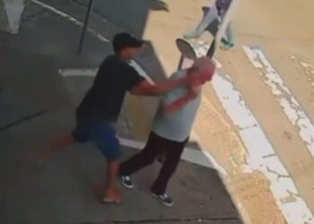 Brazilija: Iz rok mu je iztrgal telefon, končal pod kolesi avtobusa in umrl (VIDEO)