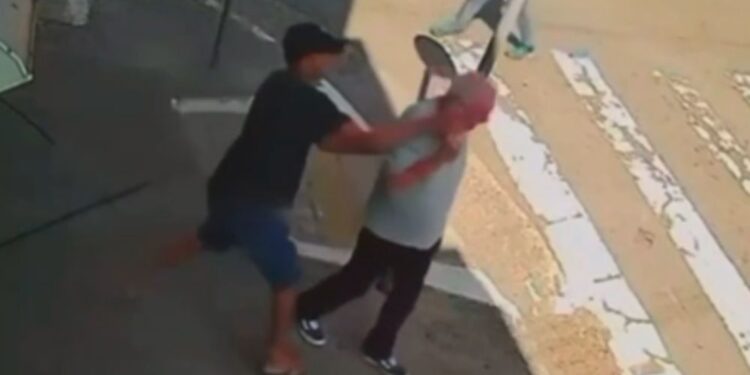 Brazilija: Iz rok mu je iztrgal telefon, končal pod kolesi avtobusa in umrl (VIDEO)