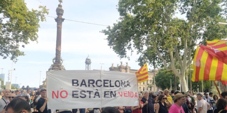 Protesti v Barceloni: “Turisti, ven iz naše soseske!” (FOTO, VIDEO)