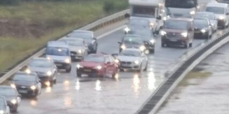 Istra v primežu neviht: Nalivi in toča povzročili kaos na cestah (VIDEO)