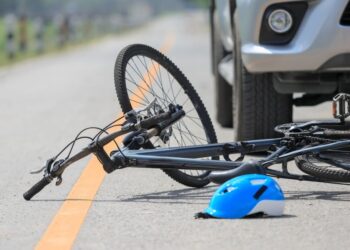 Tragična nesreča pri prehitevanju: Voznik zbil kolesarja, ki je podlegel poškodbam