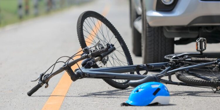 Tragična nesreča pri prehitevanju: Voznik zbil kolesarja, ki je podlegel poškodbam