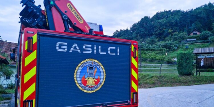 Huda neurja po Sloveniji: Poplave, odkrite strehe in zemeljski plazovi (FOTO, VIDEO)