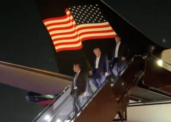 Prvi posnetek Trumpa po poskusu atentata objavljen (VIDEO)