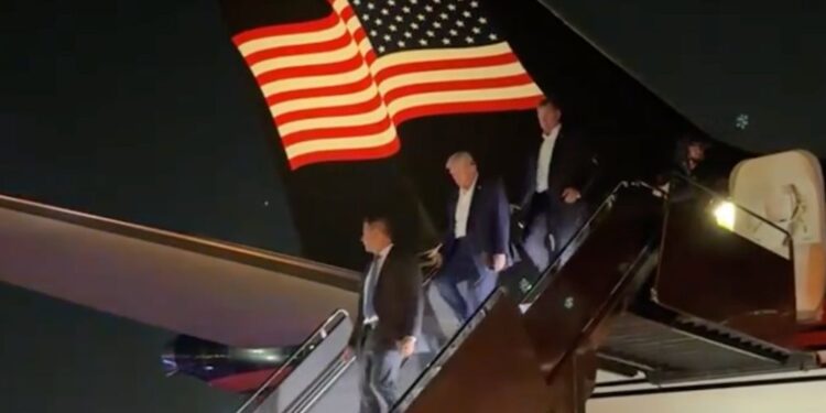 Prvi posnetek Trumpa po poskusu atentata objavljen (VIDEO)