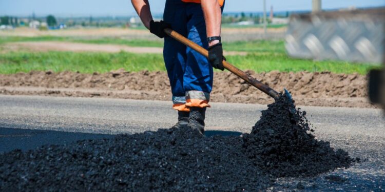 Smrtna nesreča na gradbišču: Tragičen dogodek med premikom stroja