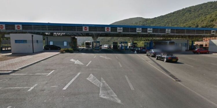 Napad na hrvaškem mejnem prehodu: Oče in sin končala v bolnišnici